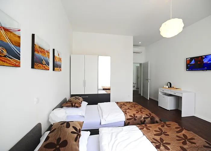 Valenti לינה וארוחת בוקר 4*