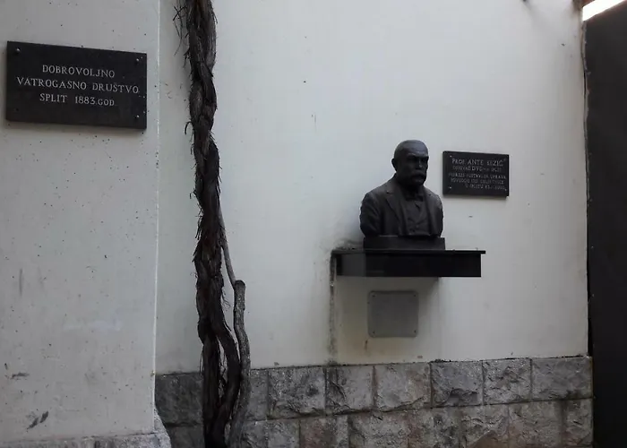 Valenti לינה וארוחת בוקר