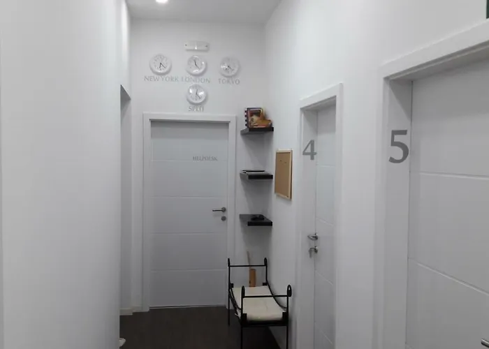 Valenti לינה וארוחת בוקר 4*